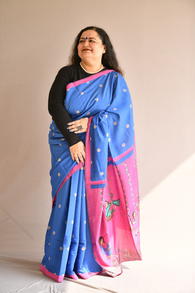 Model wearing Navy Blue and Pink border saree with small daisy motifs and Pink Palla with hand painted designs